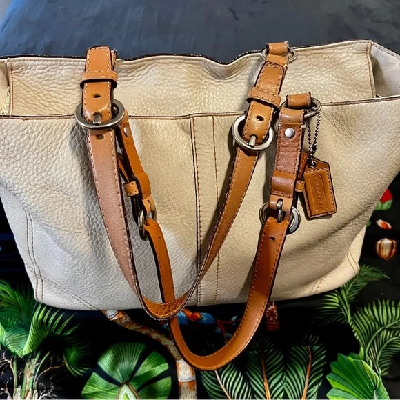 Coach Chelsea Pebble Leather Tote Bag Chalk Tan Work School Casual 
D1082-F12340 - Picture 3 of 13